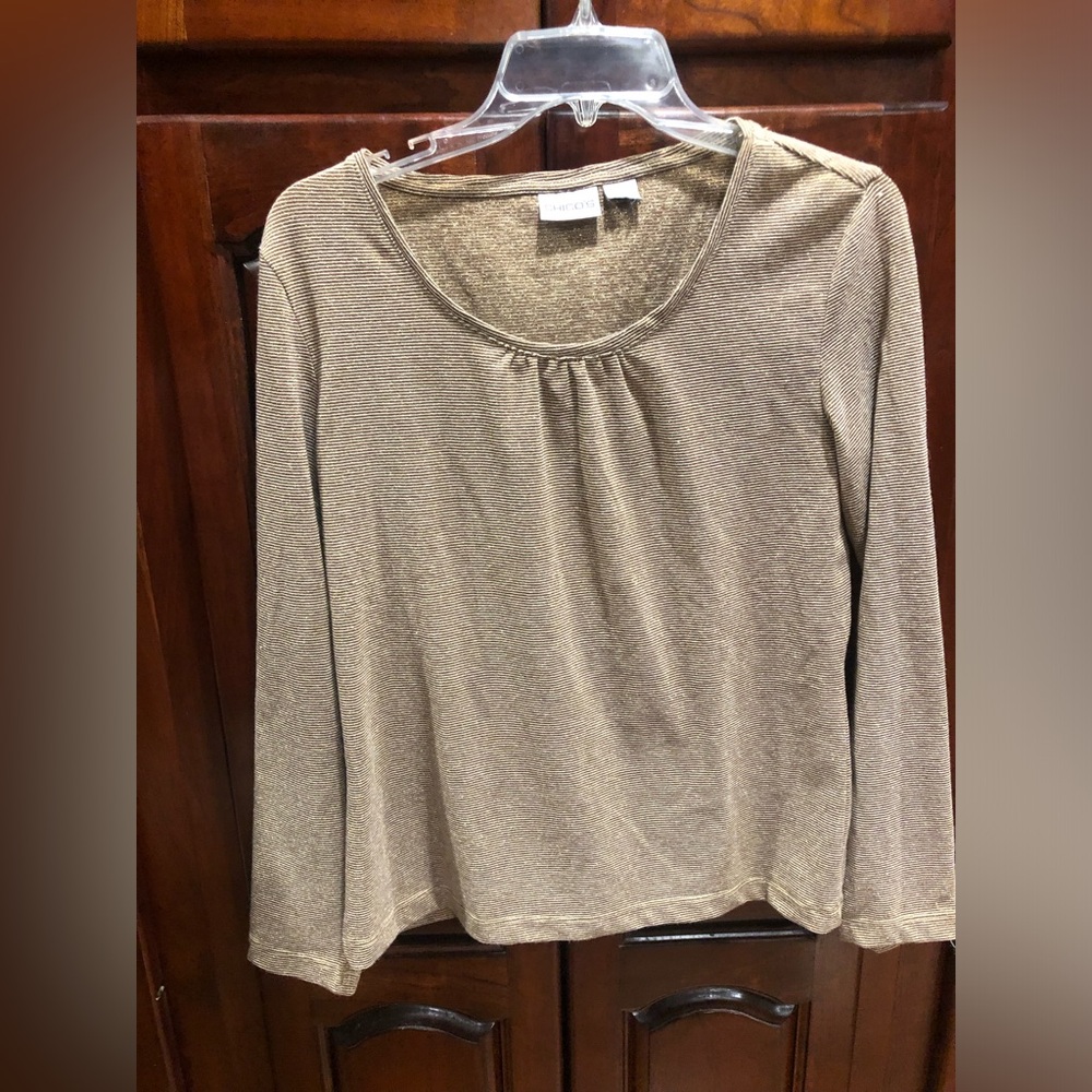 2/$30 Chico’s Taupe Textured Top Gathered Scoop Neck 3/4 Sleeve Blouse Sz 1 (M) - Picture 3 of 10